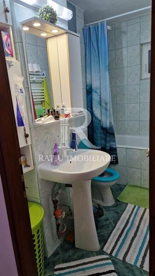 Apartament cu 3 camere decomandat, mobilat în Nufărul