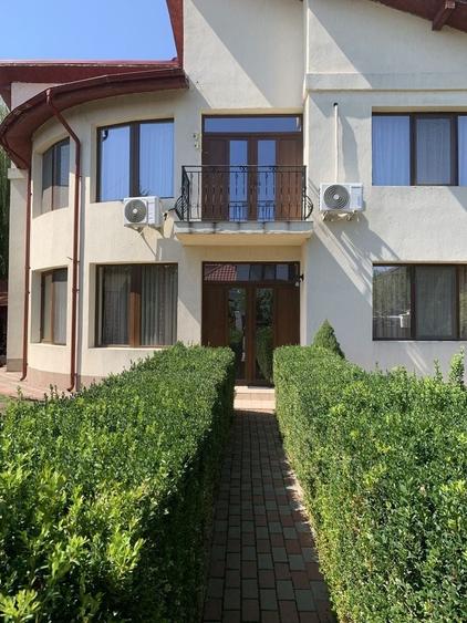 Casă individuală cu 6 camere cu Teren 500 Mp în Costi