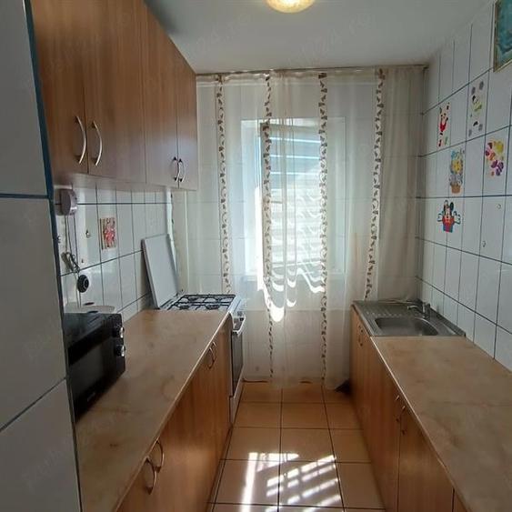 Apartament cu 2 camere semidecomandat în Craiovița Nouă