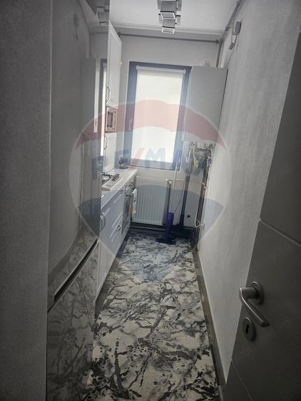 Apartament cu 3 camere semidecomandat în Central