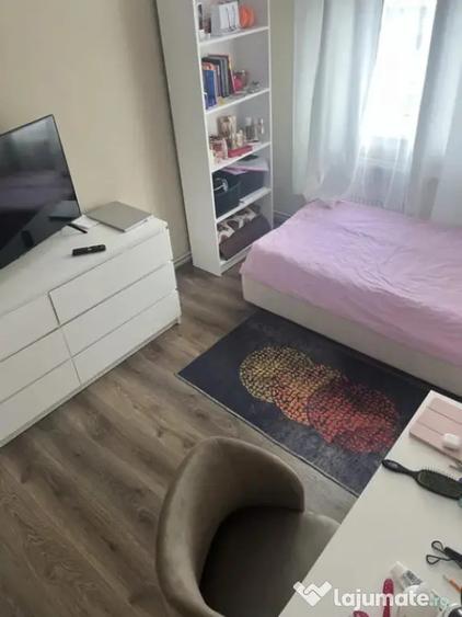 Apartament cu 3 camere decomandat în Astra