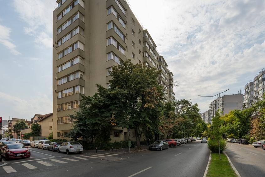 Apartament cu 3 camere semidecomandat, mobilat în Banu Manta