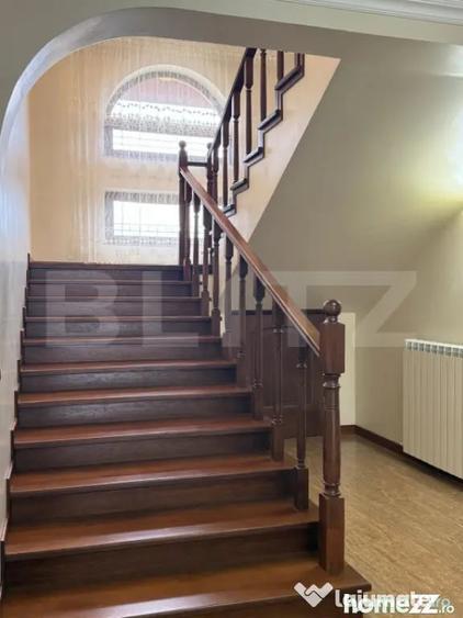 Casă cu 7 camere cu Teren 959 Mp în Central