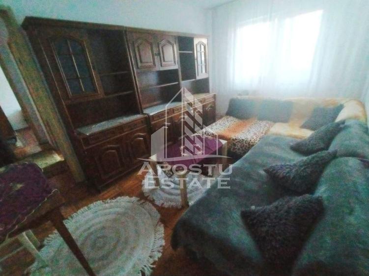 Apartament cu 4 camere semidecomandat, mobilat în Dacia