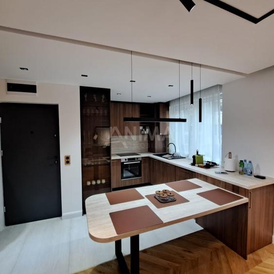 Apartament cu 2 camere semidecomandat, mobilat în Central