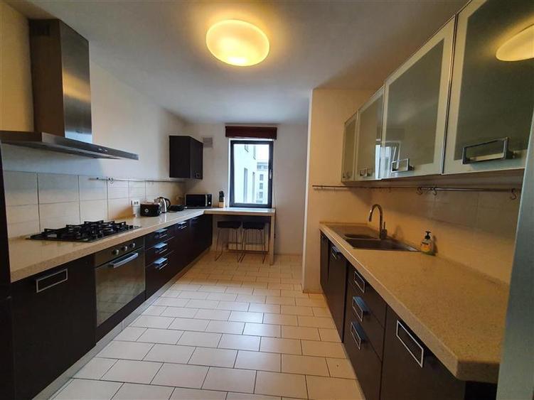 Apartament cu 4 camere semidecomandat, mobilat în Băneasa