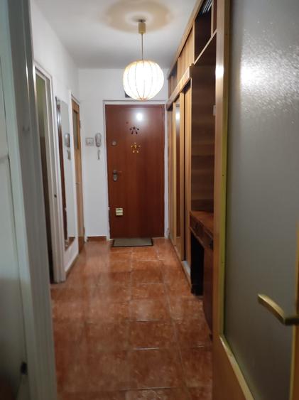 Apartament cu 3 camere semidecomandat în Drumul Taberei