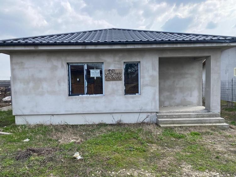 Vand casa individuala 3 Camere pret 55000 - 2