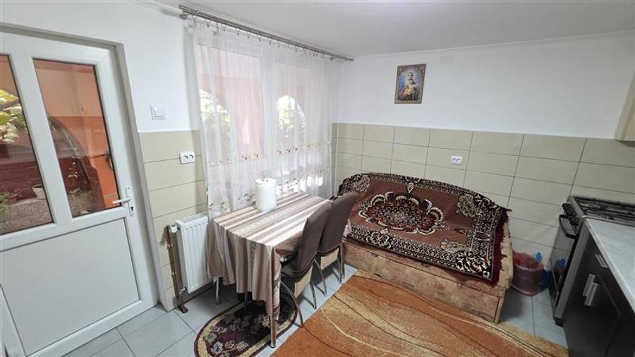 Casă individuală cu 7 camere cu Canalizare în Răcășdia