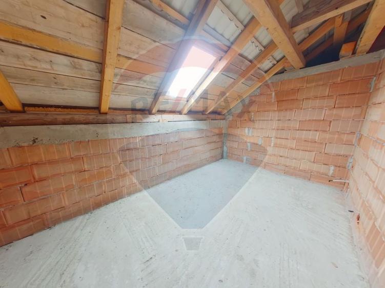 Casă cu 5 camere cu Teren 2688 Mp în Piatra
