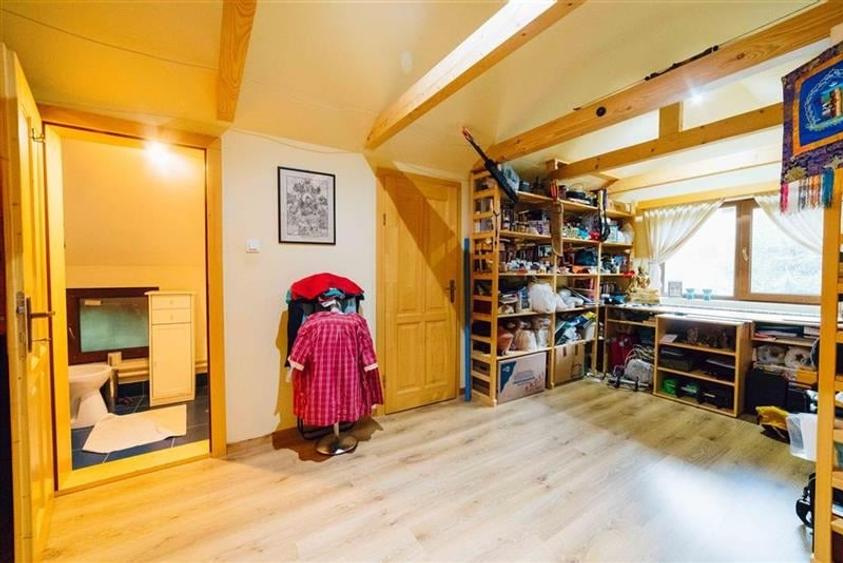 Casă individuală cu 12 camere cu Teren 19841 Mp în Valea Strâmbă
