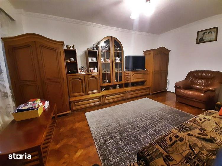 Apartament cu 3 camere în Cetate