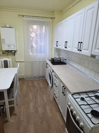 Apartament cu 3 camere semidecomandat în Mihai Viteazul
