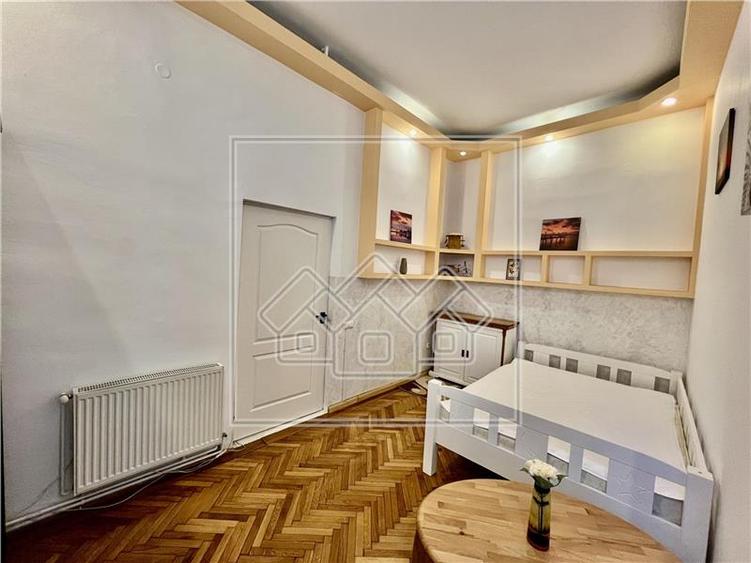 Apartament cu 3 camere nedecomandat în Central