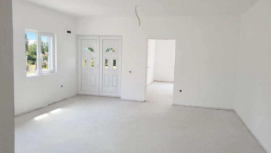 Casă individuală cu 3 camere cu Canalizare în Lumina