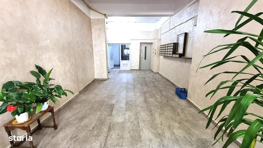 Apartament cu 3 camere decomandat în Nicolina