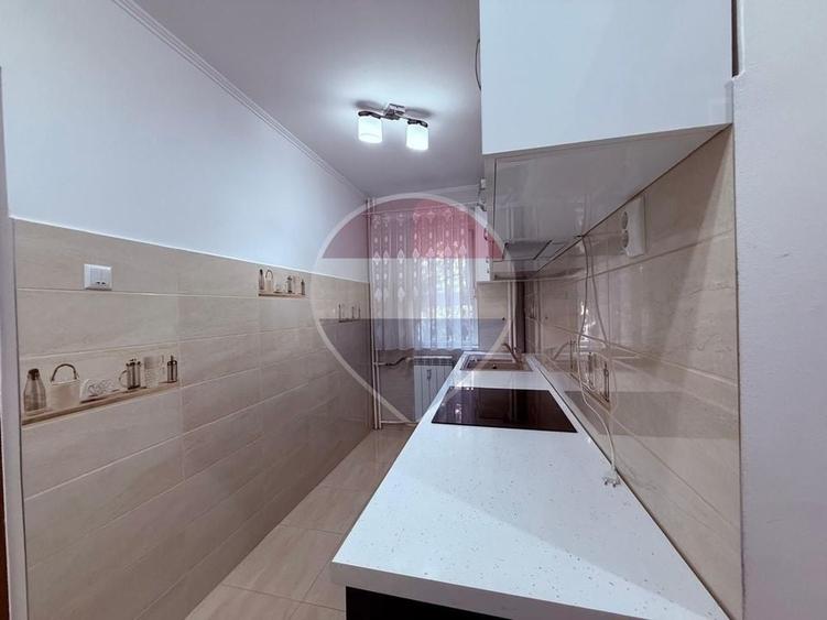 Apartament cu 3 camere semidecomandat, mobilat în Central