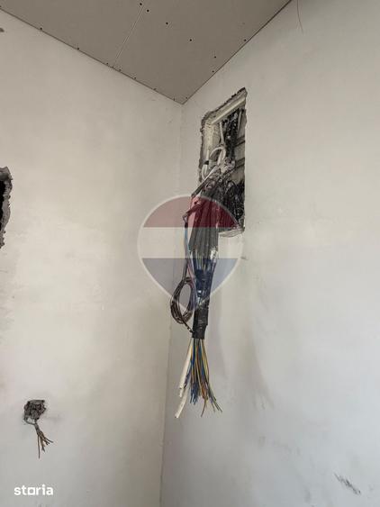 Casă cu 5 camere cu Teren 500 Mp în Malu Mare