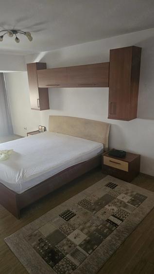 Apartament cu 3 camere decomandat în 1 Decembrie