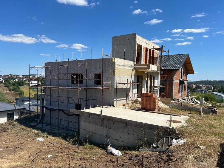 Casă cu 4 camere în Valea Adâncă