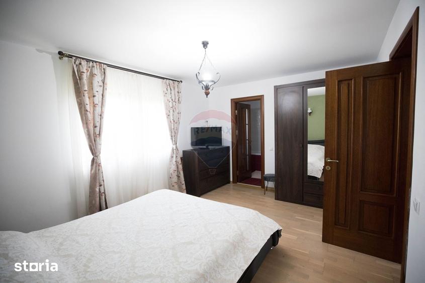 Casă cu 8 camere cu Teren 2130 Mp în Central