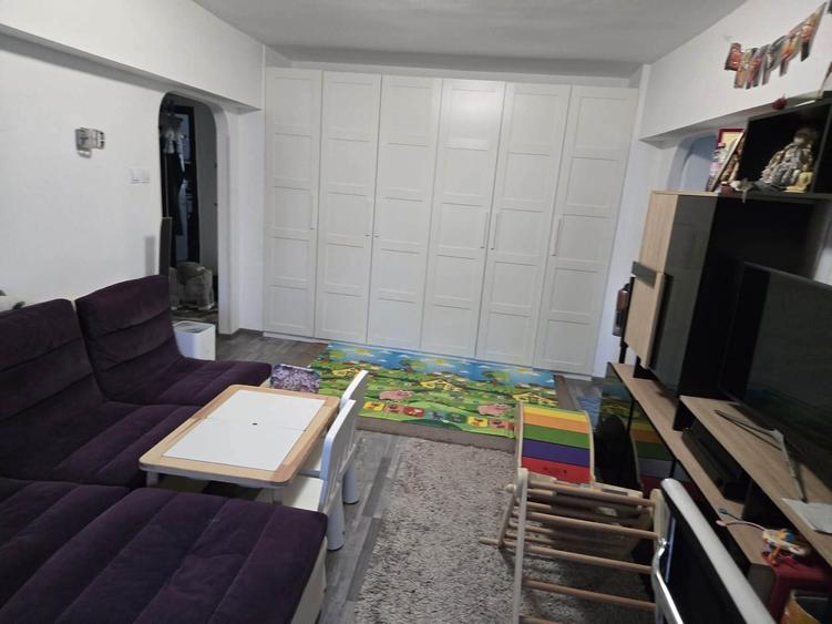 Apartament cu 3 camere semidecomandat în Dristor