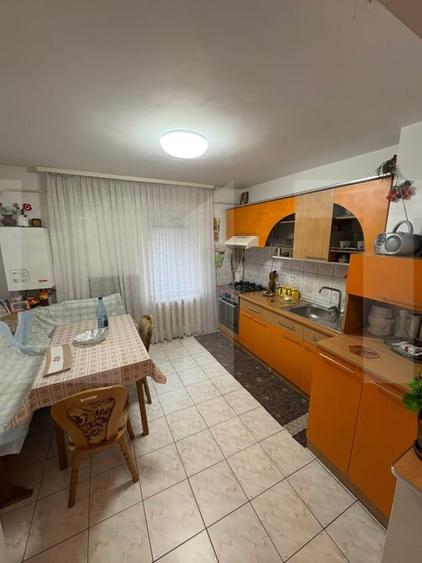 Apartament cu 2 camere semidecomandat, mobilat în Sud