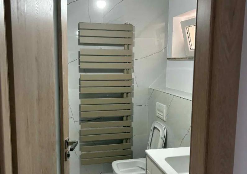 Apartament cu 3 camere decomandat în Calea București