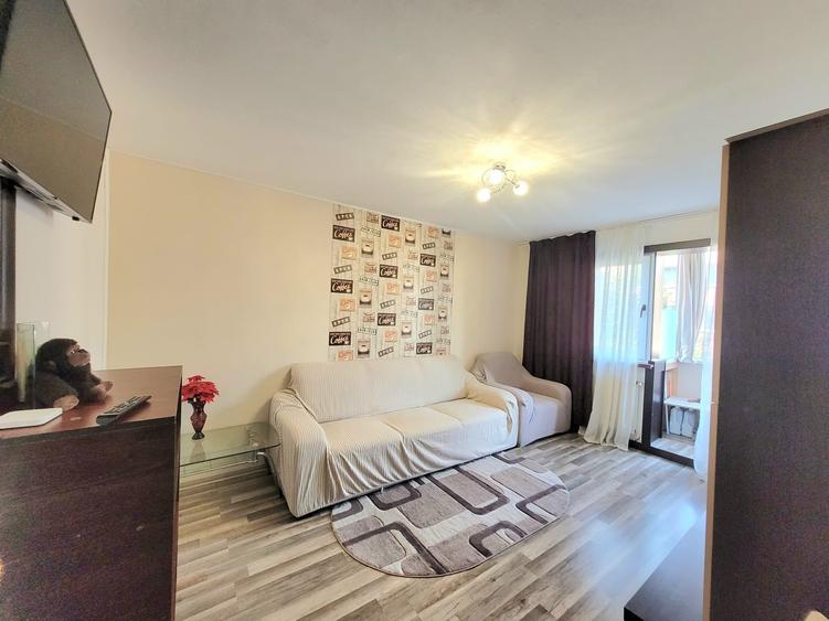 Apartament cu 3 camere decomandat în Florilor