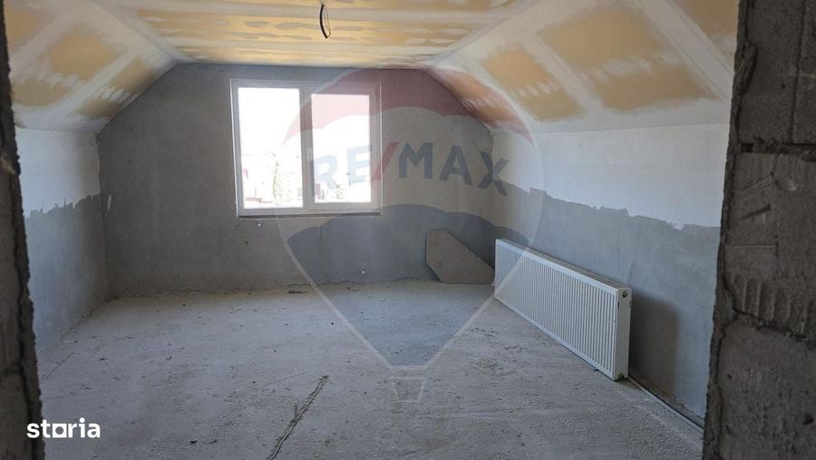 Casă cu 4 camere cu Teren 1300 Mp în Gălănești