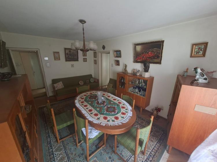 Apartament cu 4 camere semidecomandat în Podu Roș