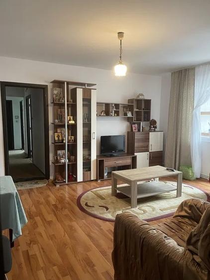 Apartament cu 3 camere semidecomandat, mobilat în Zimbru