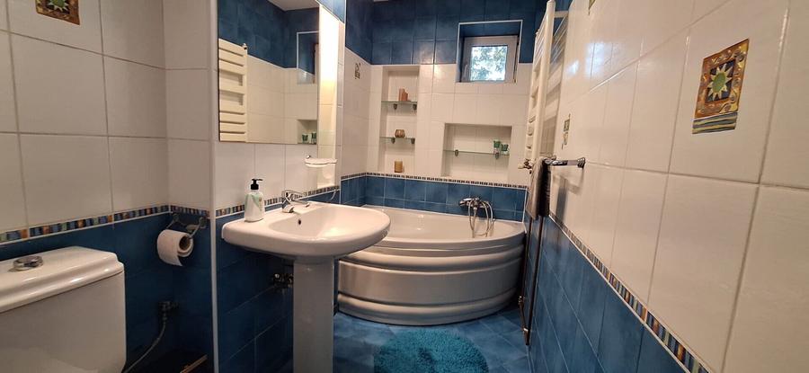 Apartament cu 3 camere semidecomandat în Pajura