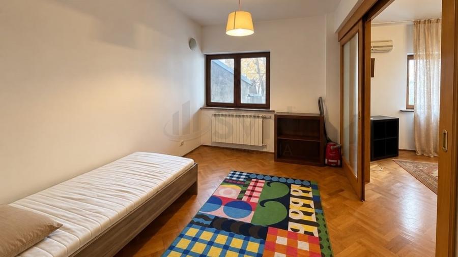 Apartament cu 3 camere decomandat în Victoriei