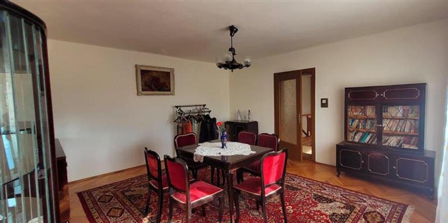 Casă individuală cu 5 camere cu Teren 705 Mp în Central