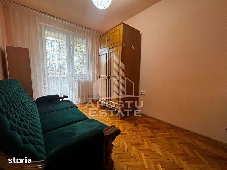 Apartament cu 3 camere semidecomandat, mobilat în Central