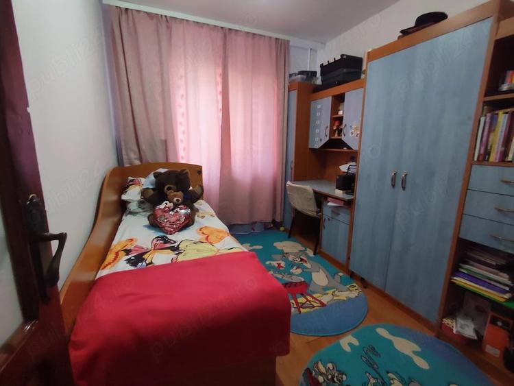 Apartament cu 3 camere semidecomandat în Central