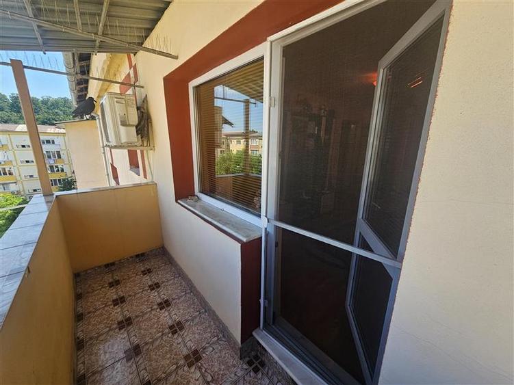 Apartament cu 3 camere decomandat, mobilat în Micro IV