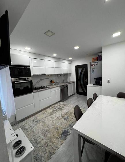 Apartament cu 3 camere decomandat în Exterior Vest