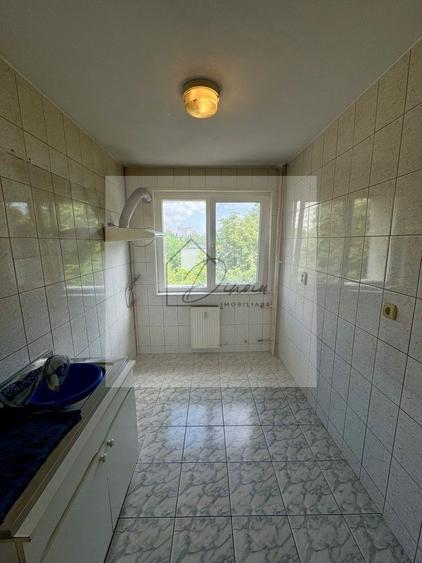 Apartament cu 3 camere semidecomandat în Alexandru Obregia
