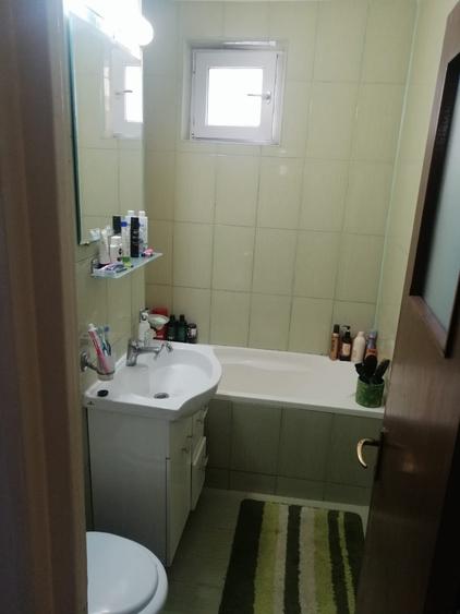 Apartament cu 3 camere semidecomandat în Obor