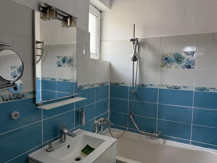 Apartament cu 3 camere decomandat în Caracal