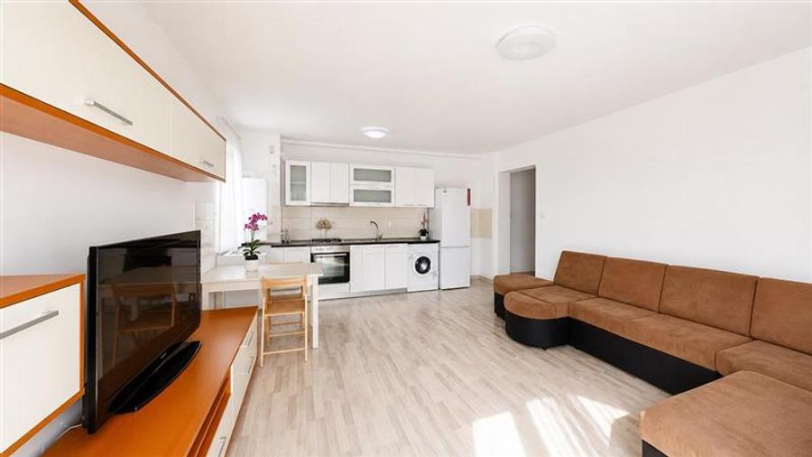 Apartament cu 3 camere decomandat, mobilat în Tractorul
