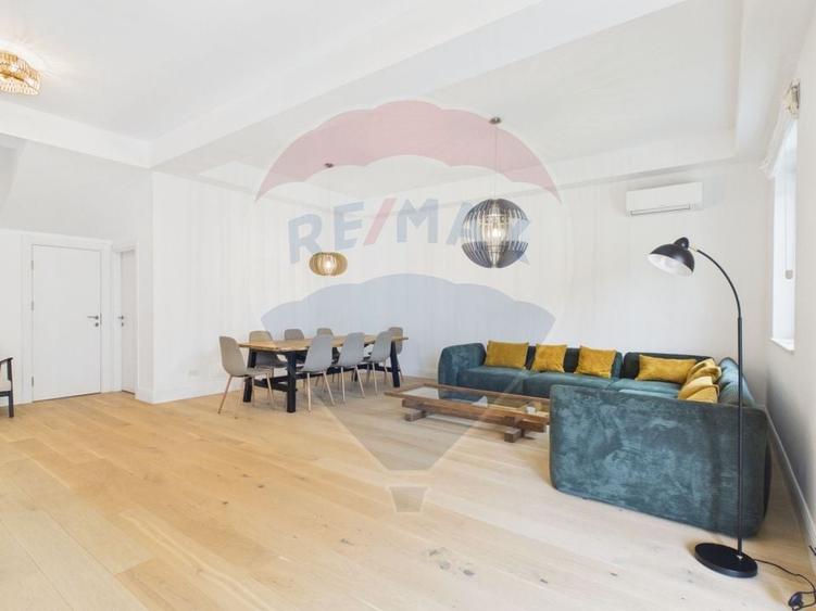 Casă individuală cu 8 camere cu Teren 400 Mp în Corbeanca