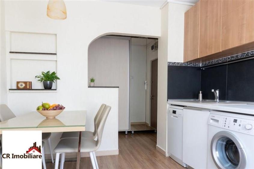 Apartament cu 5 camere semidecomandat, mobilat în Dacia