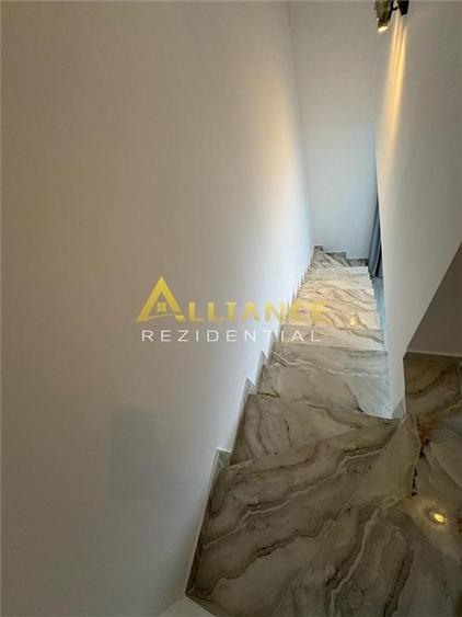 Penthouse cu 3 camere decomandat în Apărătorii Patriei