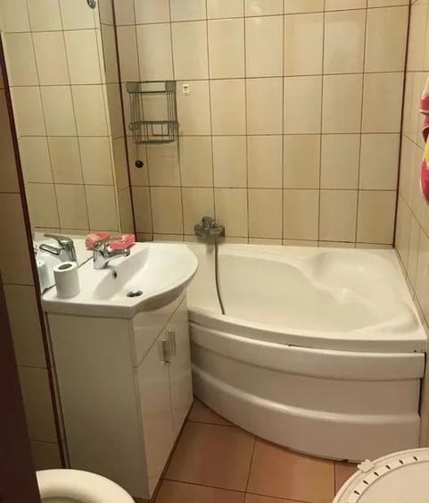 Apartament cu 3 camere decomandat în Tei