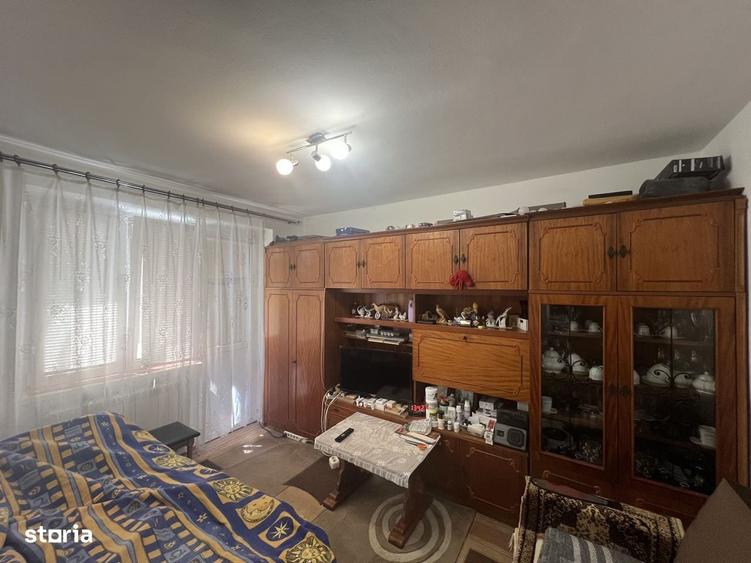 Apartament cu 3 camere decomandat în Botizului