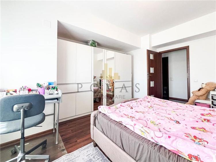 Apartament cu 3 camere semidecomandat, mobilat în Est