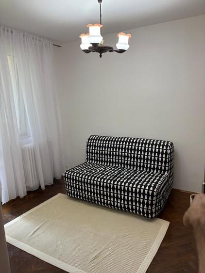 Apartament cu 3 camere semidecomandat, mobilat în Titan